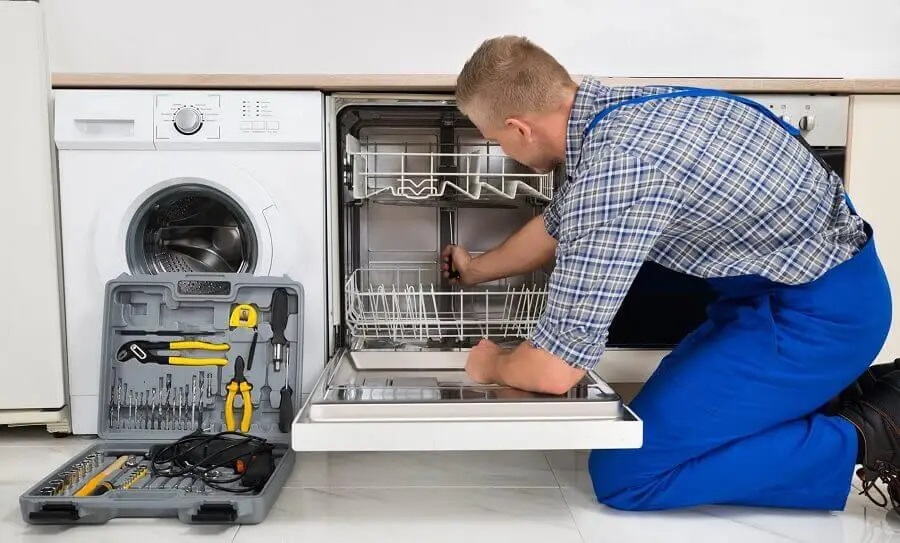 Polatlı Electrolux servisi teknisyen ekibi beyaz eşya tamiri yaparken